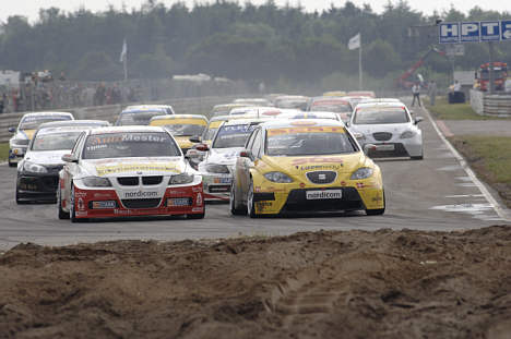Michael Nykjær (yderst til højre) lagde sig i forårssæsonen i front for Danish Touringcar Championship. Nu genoptages kampen om mesterskabet på Padborg Park.